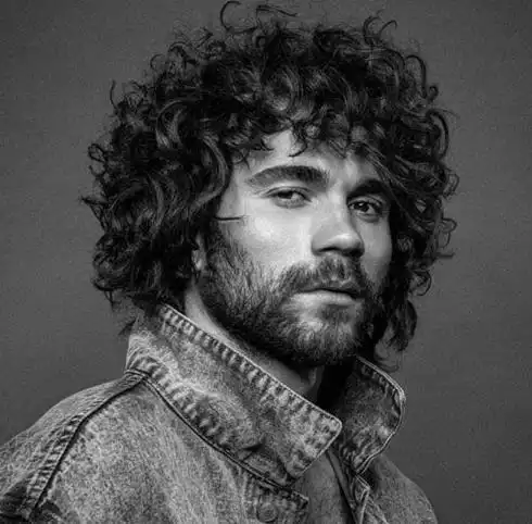 长刘海短卷发发型,不对称的设计,让你帅气出新高度,男生头发烫一烫,帅