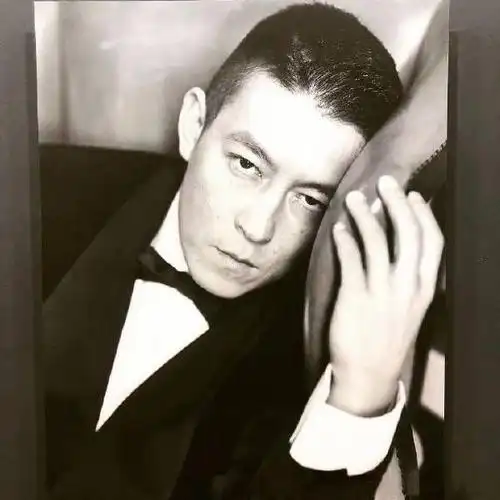 蔡徐坤寸头像陈冠希,一样是寸头,老一辈男神冠希哥跟小鲜肉谁帅