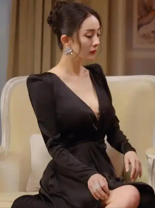 太美了 又被杨幂身材酸到了,穿黑裙也有曲线