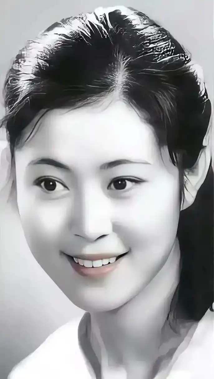 老照片 倪萍与邓丽君猜猜谁是谁?