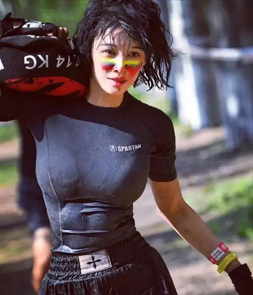 张蓝心斯巴达勇士赛,肤白貌美大长腿身材傲人,引起网友热议__财经头条