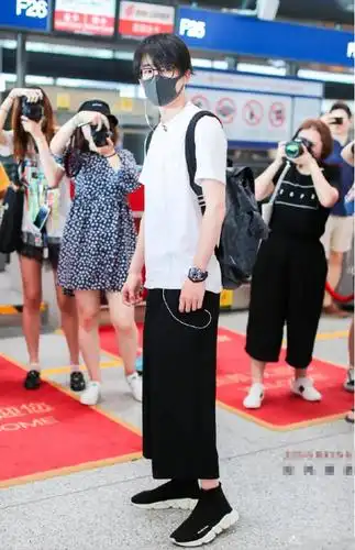 180秦俊杰和185刘昊然同穿阔腿裤身高只差5cm画风却如此尴尬