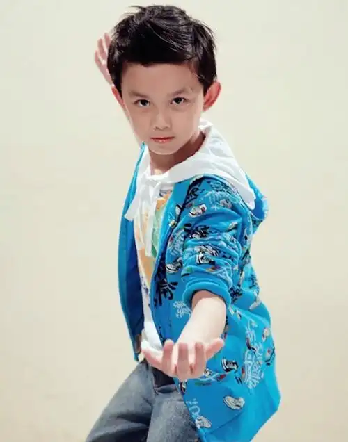 吴磊6-25岁颜值变化,从可爱到阳光帅气荷尔蒙爆棚,真是老天爷赏饭吃