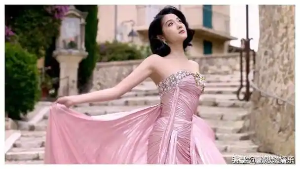 关晓彤鞠婧祎青涩时光:合照中的青春印记与真挚友谊!