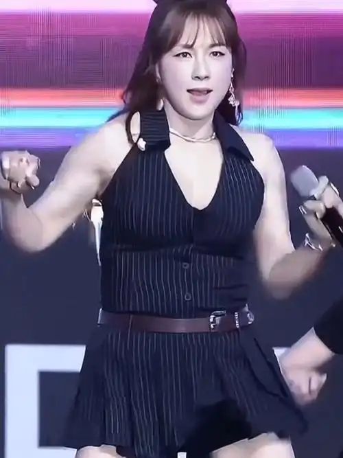 47岁蔡妍 劲歌热舞 气喘吁吁!