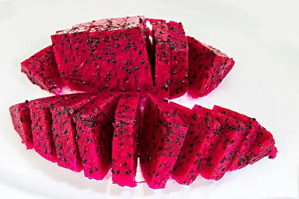 切开的红心火龙果