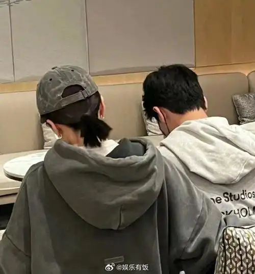 有网友在哈尔滨一澡堂偶遇@杨洋 ,他还在拄着拐走路,早日康复呀