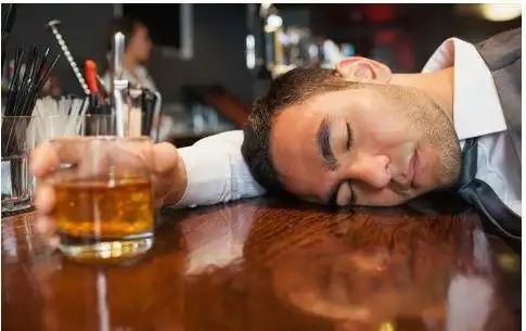 在得知酒是违禁物品不能带上火车后,她直接打开瓶子一饮而尽