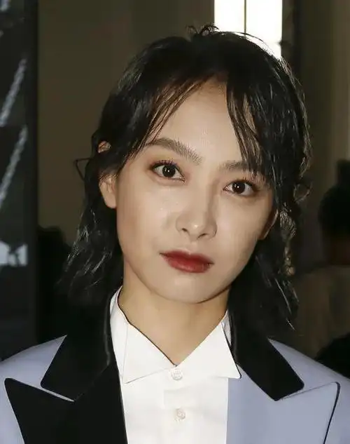 像宋茜这样的细软发质,湿发会让发量看起来骤减,保持头顶发根的蓬松很