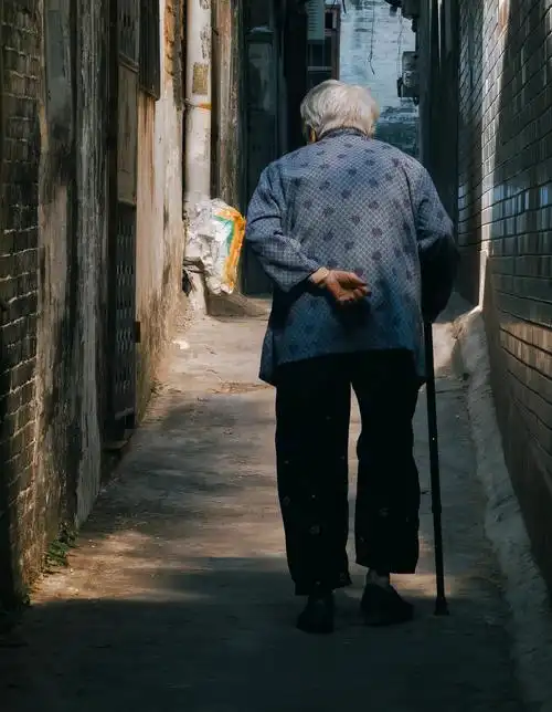 华为手机摄影大赛投稿组别:粤•人文作品名称:背影拍摄手 - 广东同