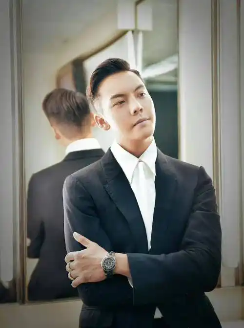 刘德华谢霆锋陈伟霆同框,60岁刘德华完全不输,泳儿c位众星捧月_中国