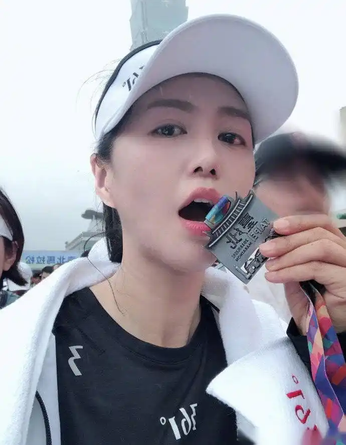 今天,有网友发文称"维维姐试婚纱啦".曝光谭维维试婚纱的照片.