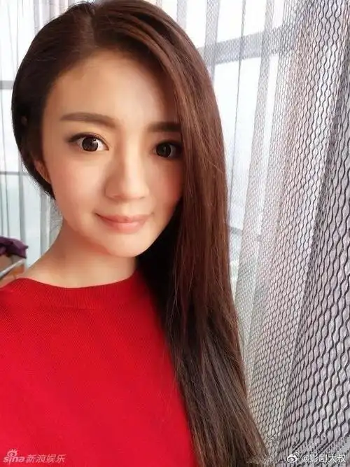 安以轩晒出一组美颜过的自拍美照,然而尴尬的一刻发生了,因为美颜过度