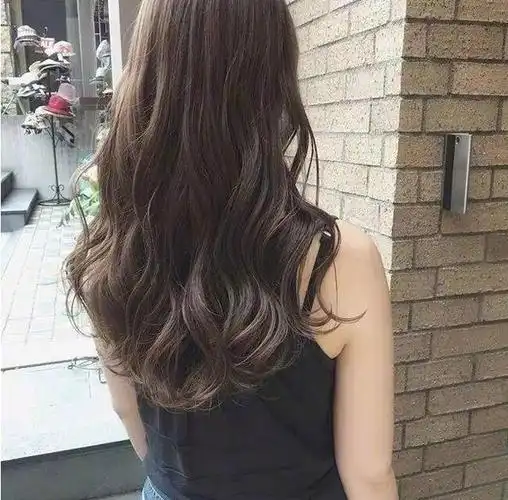 2021年烫发流行款图女随意自然微卷长发实在太美了