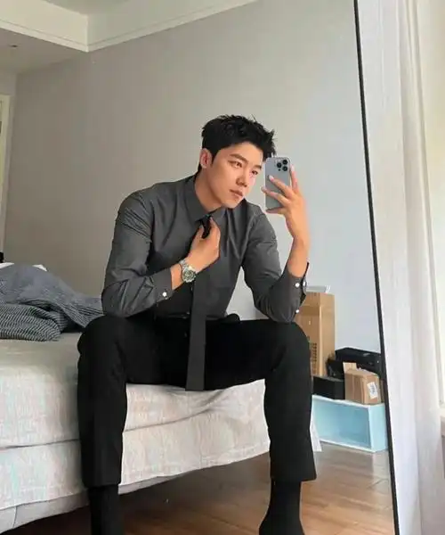 188cm,体重76kg,是来自某书的博主@李庆成,今天为大家介绍的,对男生的