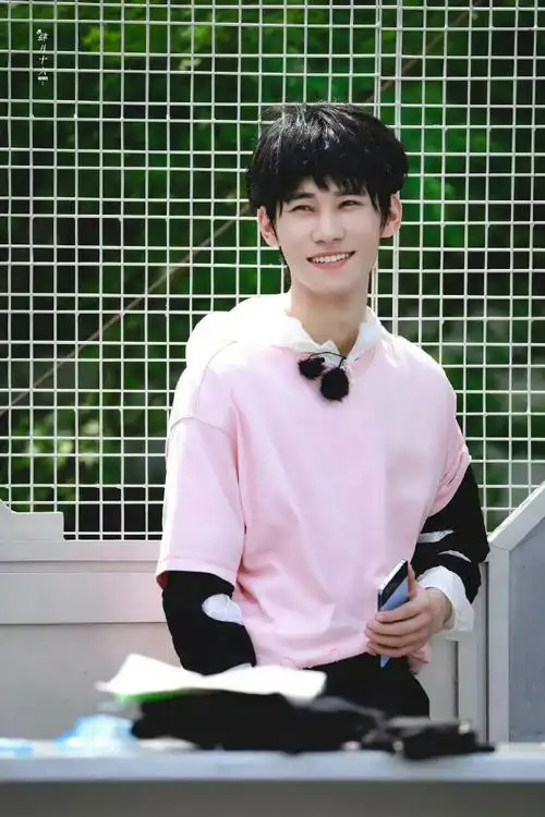 张真源笑得好开心