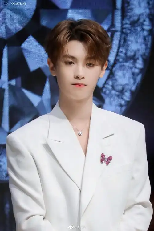 justin黄明昊0618上班图今天是奶乎乎的小白马王子
