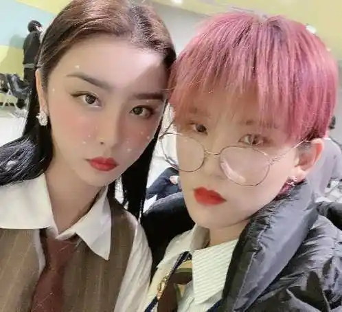 陆柯燃晒出和the9的合照,和别人一脸严肃,和她在一起却活泼得像个孩子