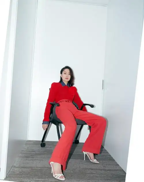 刘敏涛果然是高调了,红色斜肩长裙高开叉,配红色高跟鞋明艳霸气_腾讯