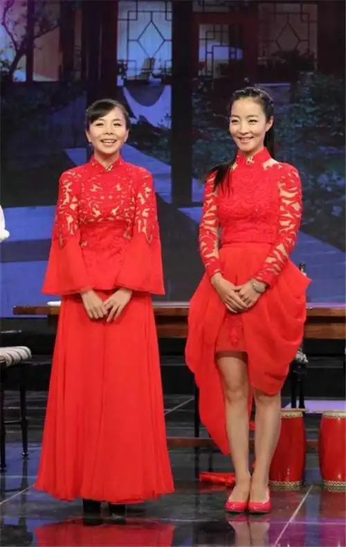 王二妮全家照:父母很朴实,老公高大帅气,姐妹俩共用一张脸