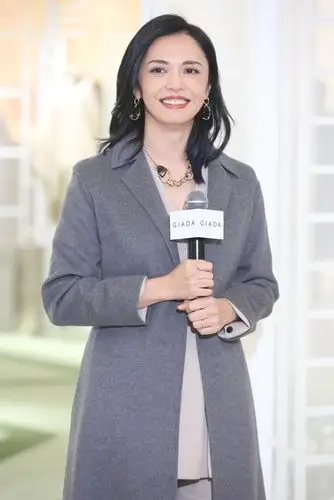 姚晨短发披肩穿西装利落干练,点缀金属项链浅笑迷人,实在是太招人喜欢