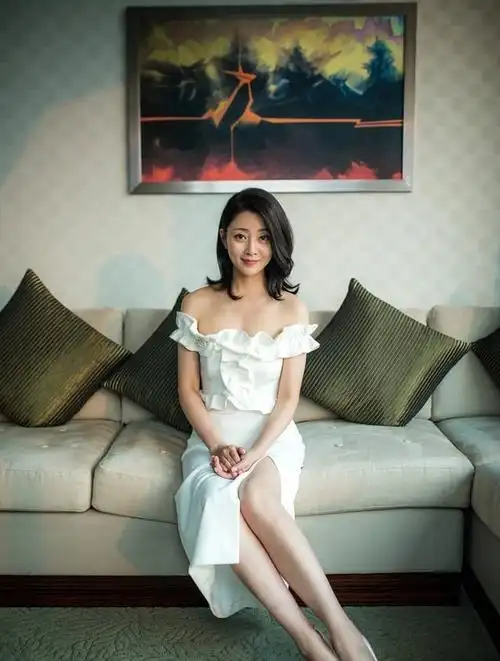 43岁殷桃有多迷人?看到她出席活动的生图后,网友直呼太美了1