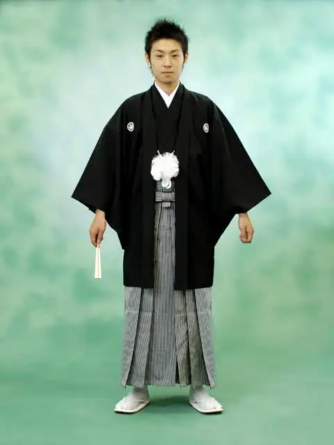 展开全部 这个是白无垢女性专用的 一般为结婚礼服 男性穿着则是纹付