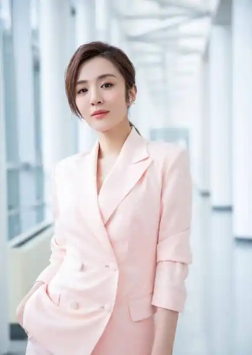 王晓晨真是任性,连体裤这么短还敢曲腿坐地上,细长直美腿好迷人_造型