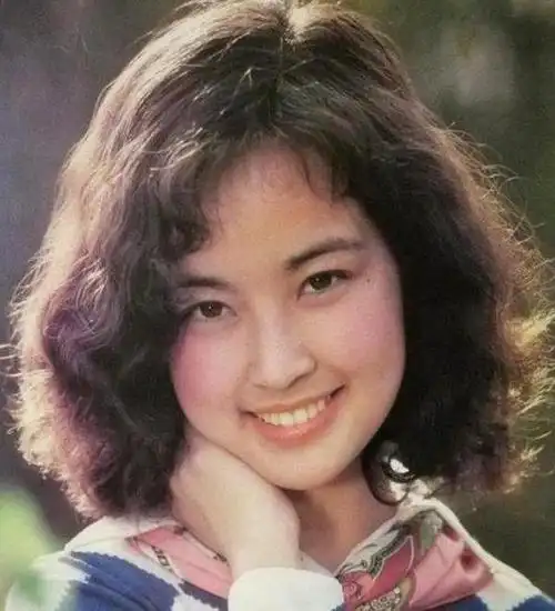 刘晓庆无论是颜值还是身材都无可挑剔,她的事业一直风光无限,年轻时更