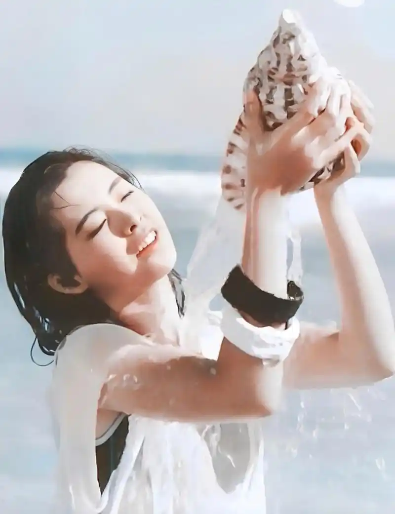 这是年轻时候的王祖贤在海边戏水的留影.