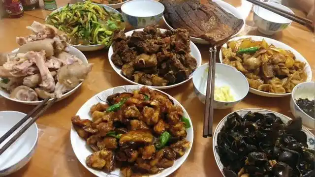 东北人喝酒必上的4个"硬菜",道道特色经典,外地人尝过都说好-图1