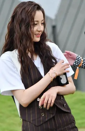 热巴看秀生图曝光穿男装帅气不输小鲜肉