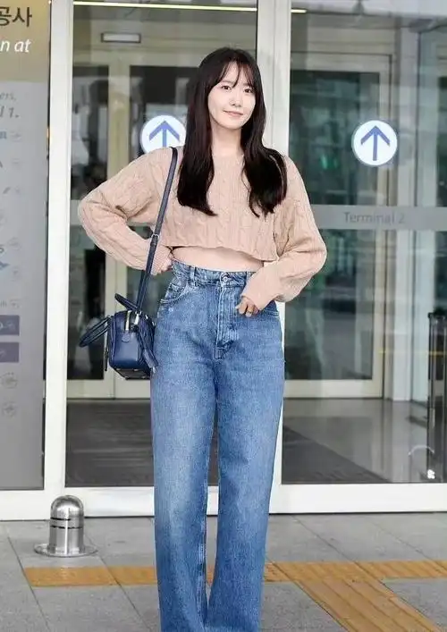 林允儿机场私服,驼棕色针织短毛衣配蓝色高腰牛仔裤,温柔迷人插图1