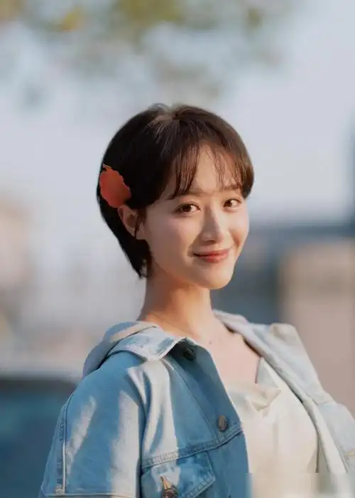 蓝盈莹晒照笑容甜美身材纤细却被眼尖网友发现穿了不合脚的鞋子