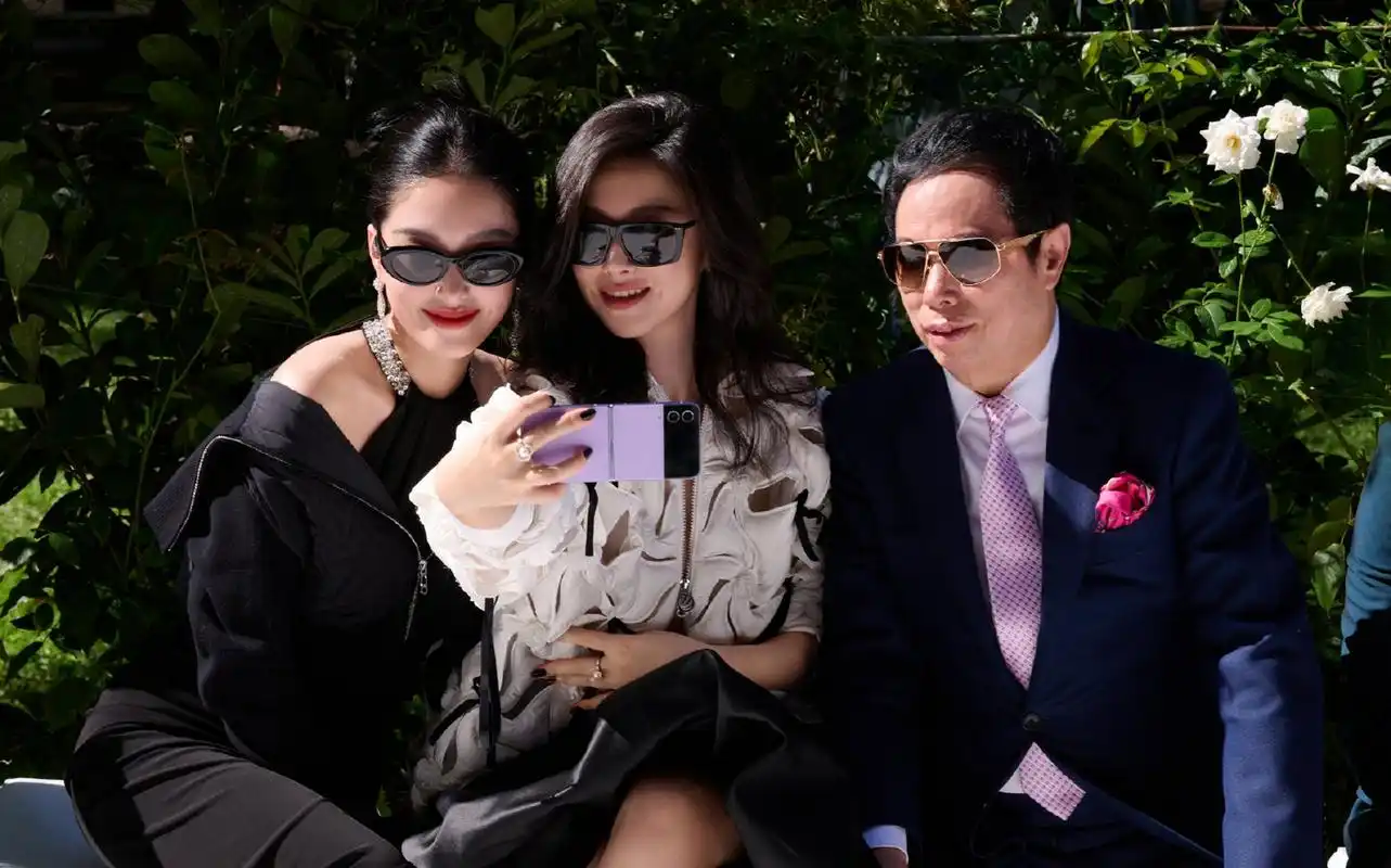 朱珠和杨采钰在米兰看秀,两人身穿华丽重工的礼服一起合照,两位都有着