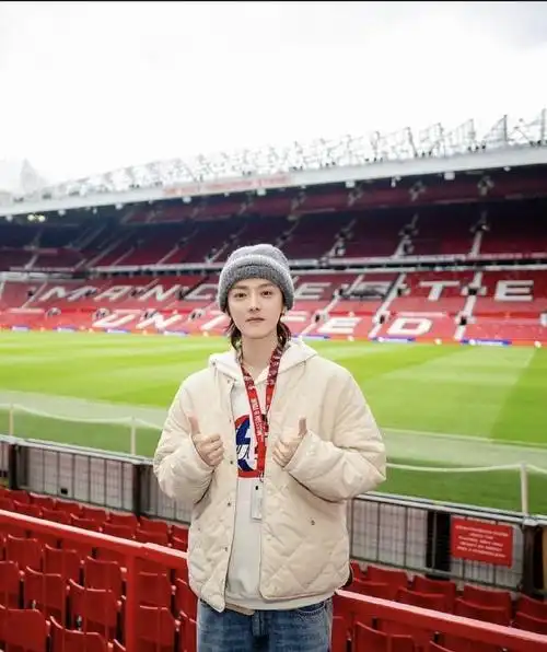 鹿晗骨相##鹿晗时隔五年现场打卡曼联#  鹿晗ins更新