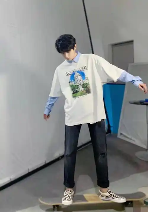 今天,刘耀文在个人的社交账号上面晒出了一组自己的生活照,这组照片给