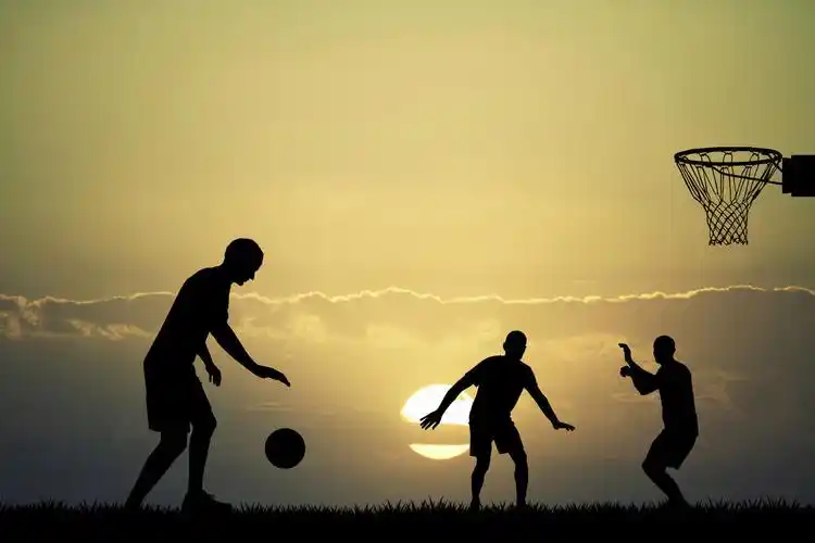 父母带小儿子户外篮球场打篮球互动蓝色渐变炫酷国际篮球日运动健身