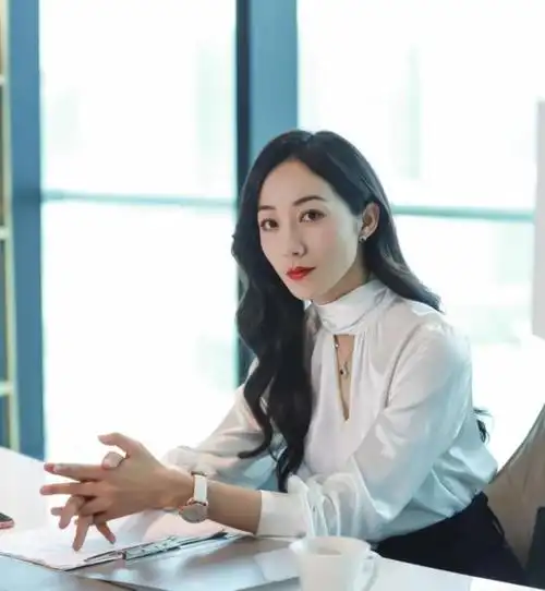 腰口采用花苞边的设计显得不那么单调,也不会给人一种职业装的感觉