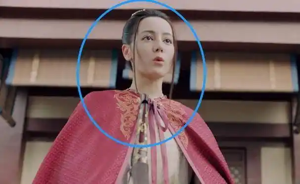 迪丽热巴武打戏转身穿帮,真实画面被吐槽:还以为是还我漂亮拳_替身