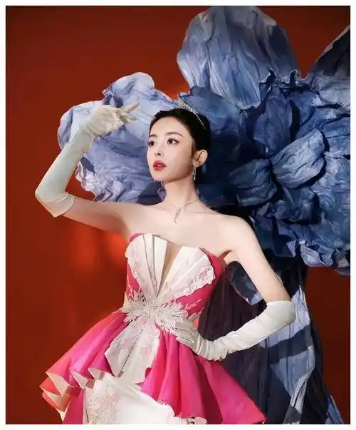 新疆美女古力娜扎惊艳到!抹胸裙变水蜜桃,性感迷人_裙子_效果_身材