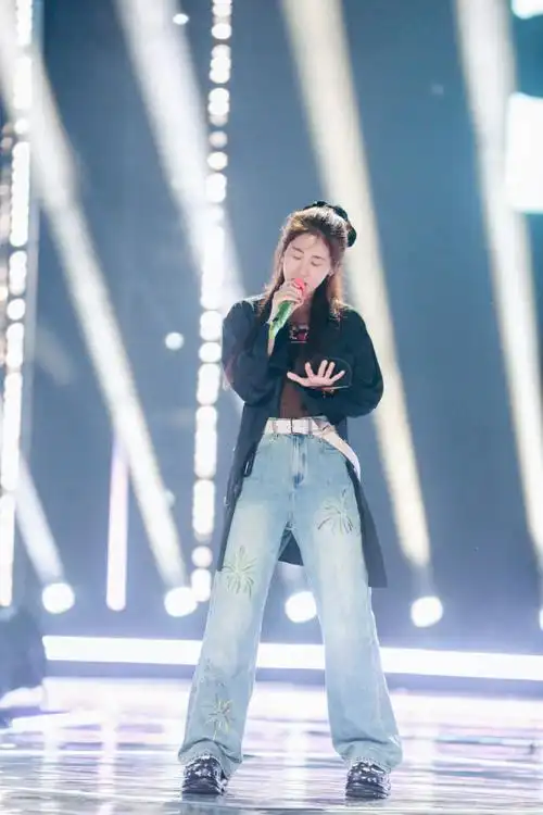 张碧晨超话96#张碧晨天赐的声音#  歌声穿越时空,悄然绽放,奏响夜的