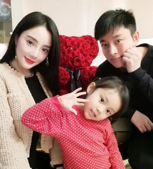 最后希望他们一家三口开开心心的永远在一起.木马木马木马!