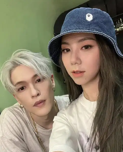 邓紫棋迎31岁生日男友晒恩爱合影为其庆生甜喊女友是女王