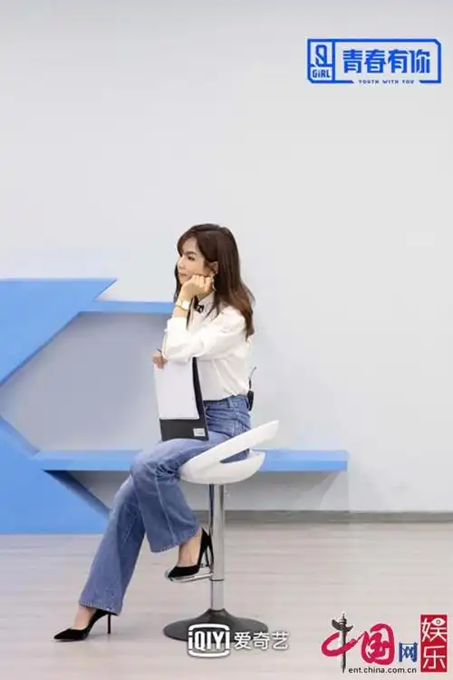 虞书欣的脚,虞书欣获外号虞贵妃赤脚上台引期待