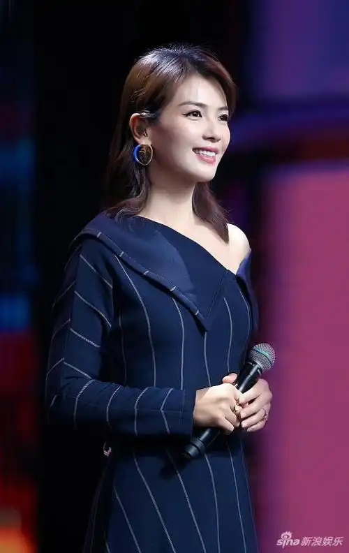 组图:刘涛穿露肩条纹裙秀香肩 戴双色人脸耳环别致