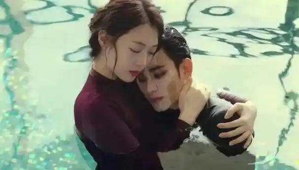 由韩国顶级男星金秀贤出演,更有与女星崔雪莉的激情戏码,都为这部电影