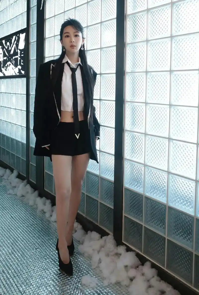 主榜🔥#杨紫黑白制服套装# 华伦天奴代言人@杨紫 in