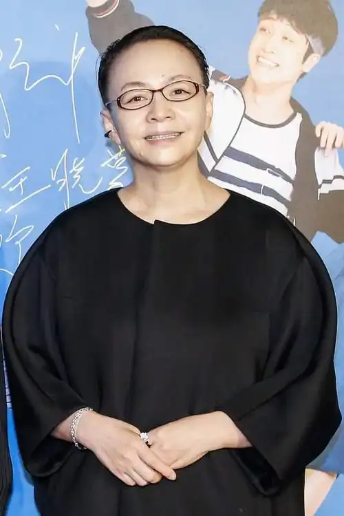 宋丹丹活得真洒脱,虽然身材并没有曲线感,但仍然敢挑战时尚