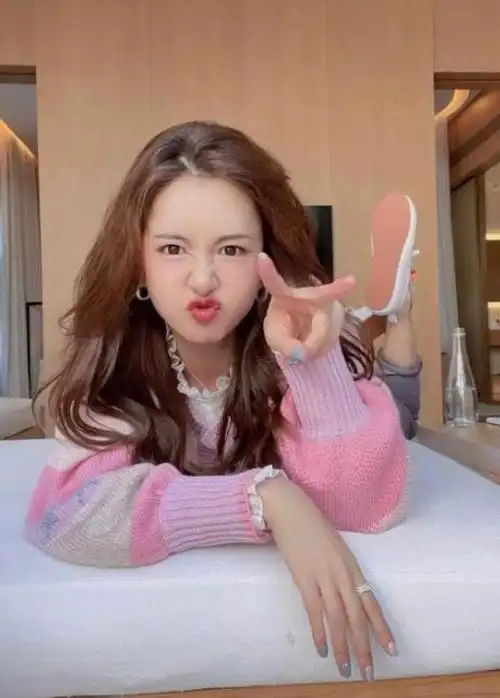 陈赫的现任妻子被宠成"公主",穿粉色毛衣看着好像"大学生"